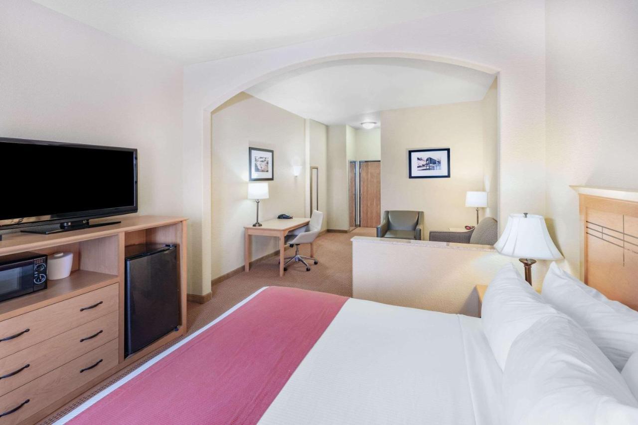 Baymont By Wyndham Cuero Hotel Buitenkant foto